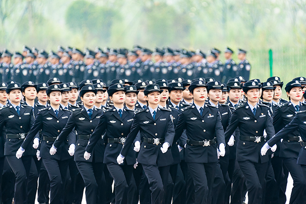 自贡市开展反恐防暴应急处置演练 展现人民警察英雄本色_fororder_3各方队接受检阅现场(摄影-廖志全)
