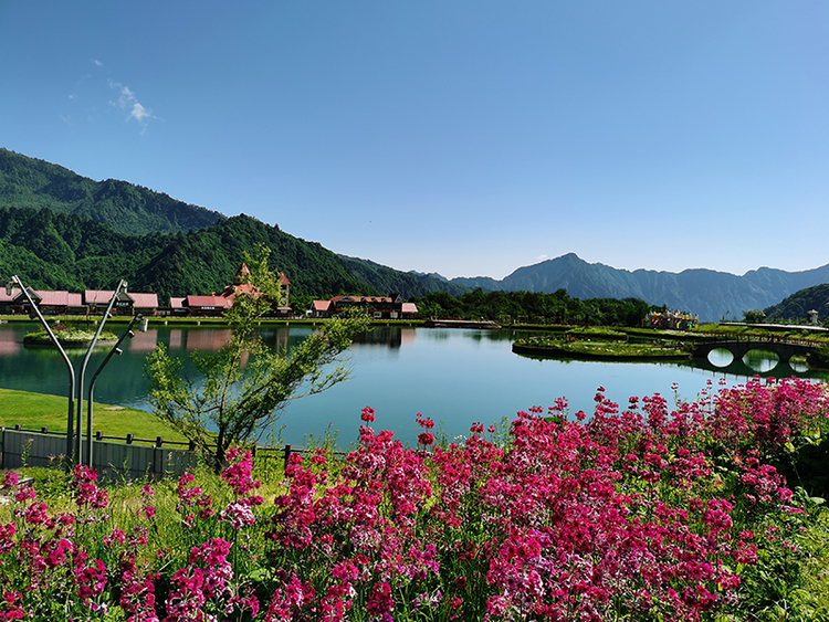 成都:2021西岭雪山滑草避暑节正式启幕_fororder_风景如画的西岭雪山