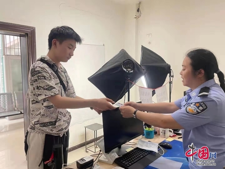 (转载)四川公安:绿色通道办实事 便民服务助高考