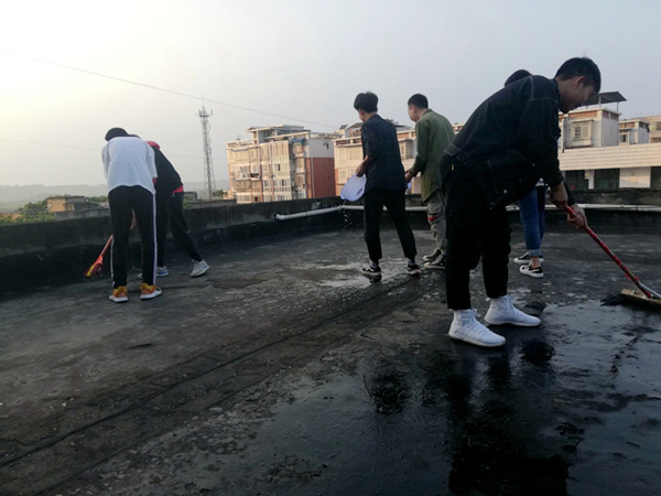 学校组织学生打扫校园卫生