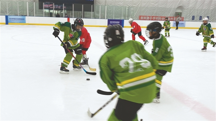 近2000名少年冰上竞技 哈尔滨市中小学生冰球联赛开赛