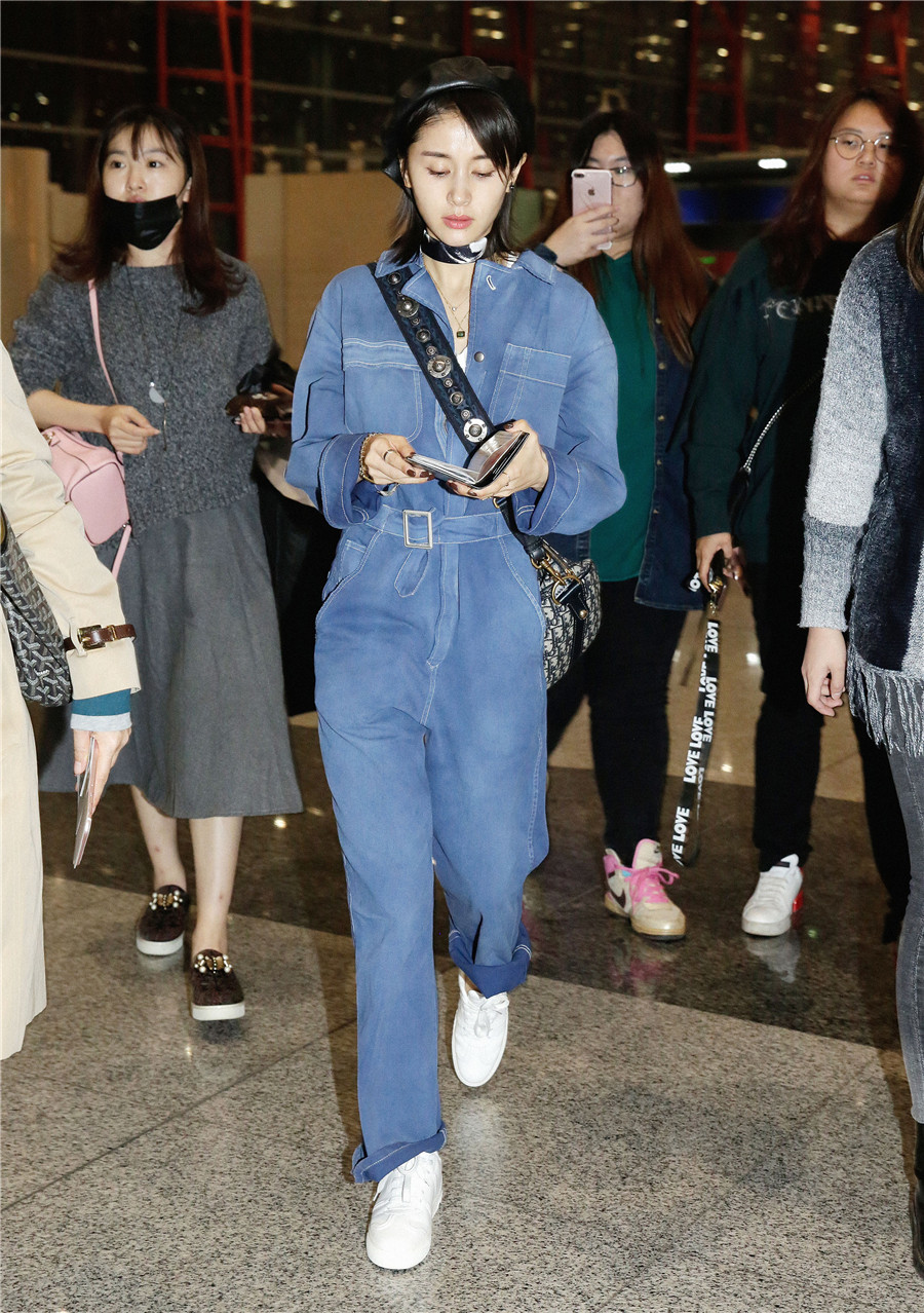 王子文牛仔服演绎深秋摩登范 机场与粉丝亲密互动