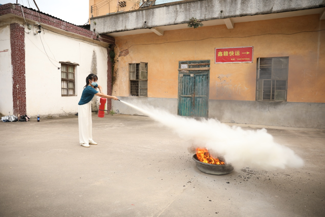 江西大余消防救援大队:为民办实事 小型火灾事故现场变成警示教育会 江西大余消防救援大队:为民办实事 小型火灾事故现场变成警示教育会_fororder_图片7