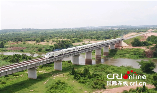 中企承建西非首条现代化双线标准轨铁路开通商业运营_fororder_1，运营中的拉伊铁路。 （中国土木尼日利亚公司供图）