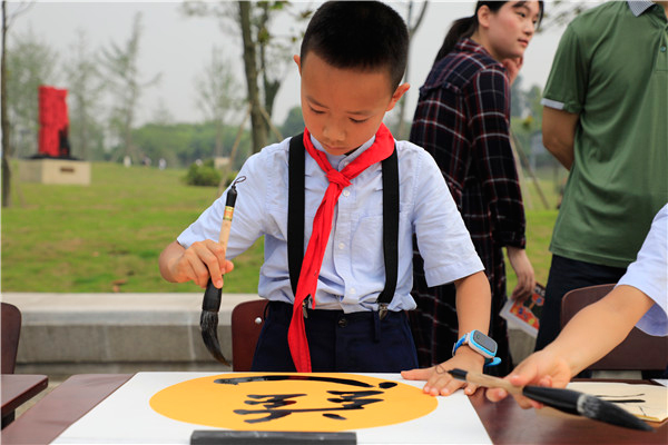 图片默认标题_fororder_学生进行现场书法展示（成都天府新区第一小学-供图）