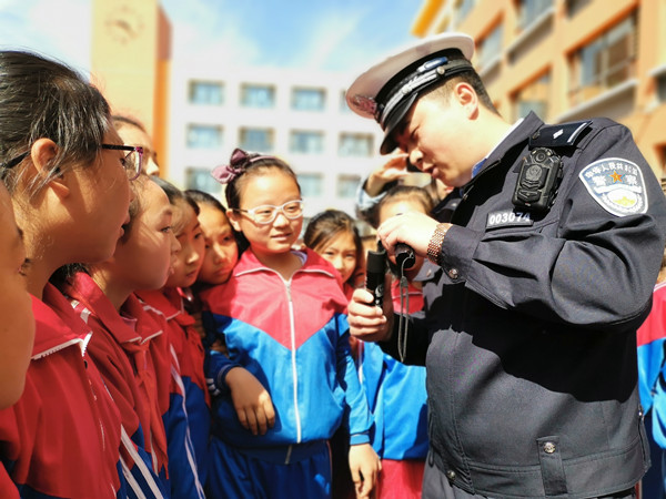 供稿【CRI看山西-列表】【教育-图文】【三晋大地-大同】【首页标题】山西高速交警给孩子们送上“交通安全大礼包” 【内容页标题】“六一”儿童节前夕 山西高速交警给孩子们送上“交通安全大礼包”