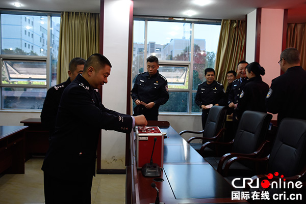 图片默认标题_fororder_干警排队捐款