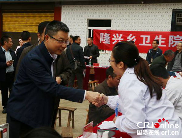 图片默认标题_fororder_县委副书记、县长刘海昌慰问参与义诊的医务人员
