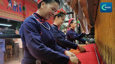 สาวทอผ้า 12 คนร่วมกันทอผ้าจ้วงจิ่น (壮锦) ขนาดยักษ์ ยาว 12 เมตร สูง 2.3 เมตร สร้างสถิติใหม่_fororder_2021062506News2