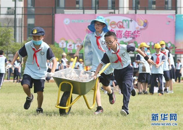 5月27日，在浙江省湖州市安吉縣第二小學，學生體驗勞技項目。 “六一”國際兒童節(jié)臨近，多地校園舉行豐富多彩的活動，讓孩子們在歡聲笑語中迎接自己的節(jié)日。 新華社發(fā)（夏鵬飛 攝）