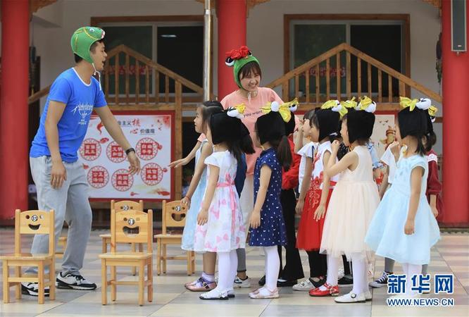 5月27日，在湖南省張家界市武陵源區(qū)一家幼兒園，小朋友在老師的帶領(lǐng)下排練兒童節(jié)節(jié)目。 “六一”國際兒童節(jié)臨近，多地校園舉行豐富多彩的活動，讓孩子們在歡聲笑語中迎接自己的節(jié)日。 新華社發(fā)（吳勇兵 攝）