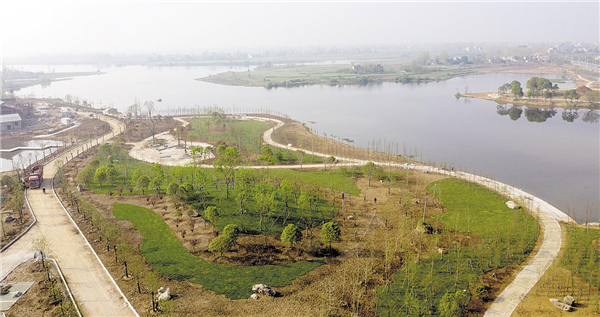 4月16日,天门市北湖公园内绿意盎然,到处可见热火朝天的植树场景