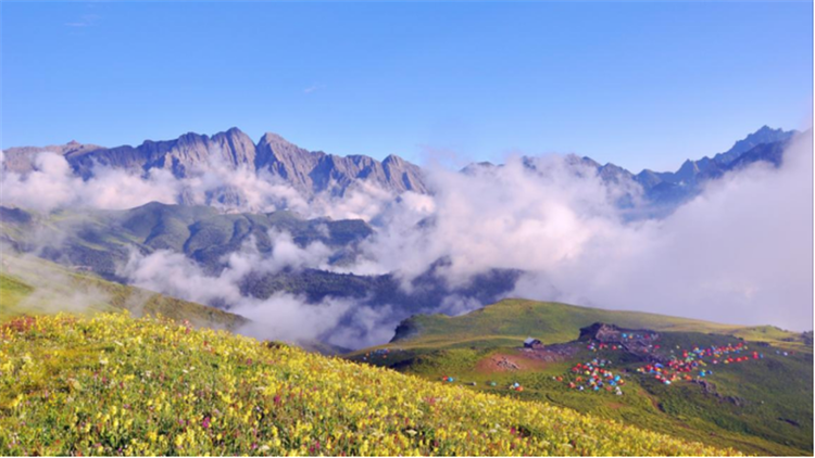 让游客可以体验咂酒,土火锅等茂县独有的美食,还可以去九鼎山,松坪沟