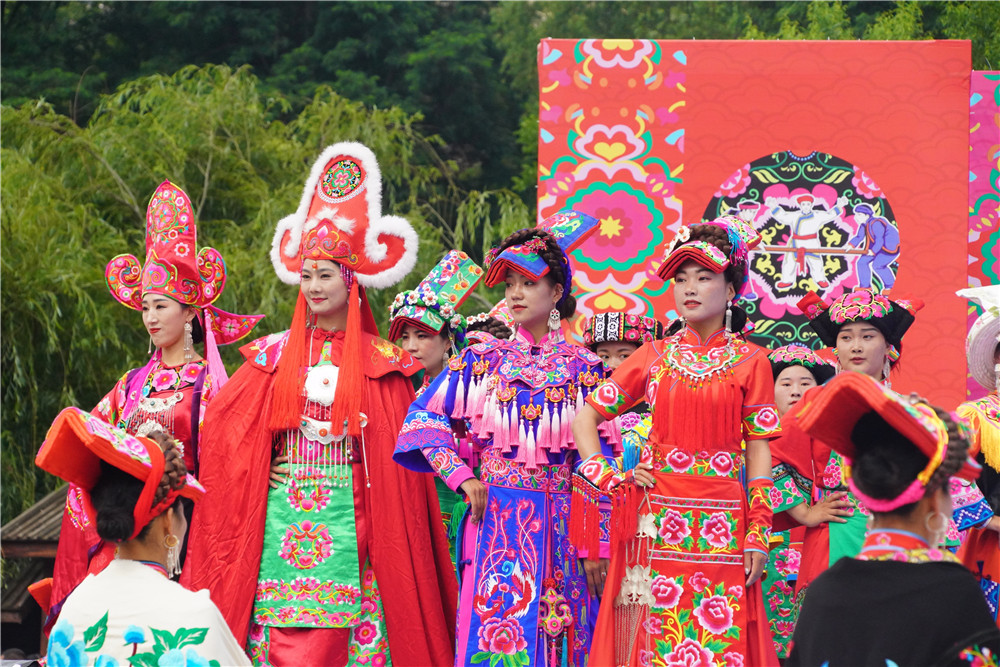 (转载)文旅融合绽芳华 四川茂县开展国家级非遗“瓦尔俄足”展演活动超吸睛