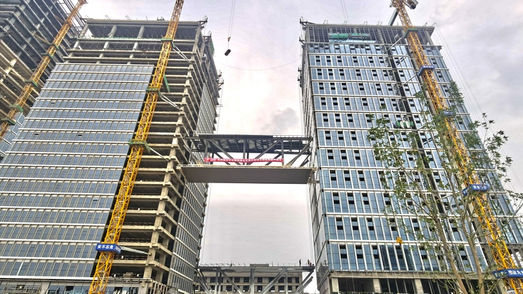中冶集团西北区域总部项目完成首件钢结构连廊高空提升工作_fororder_IMG_5005.JPG