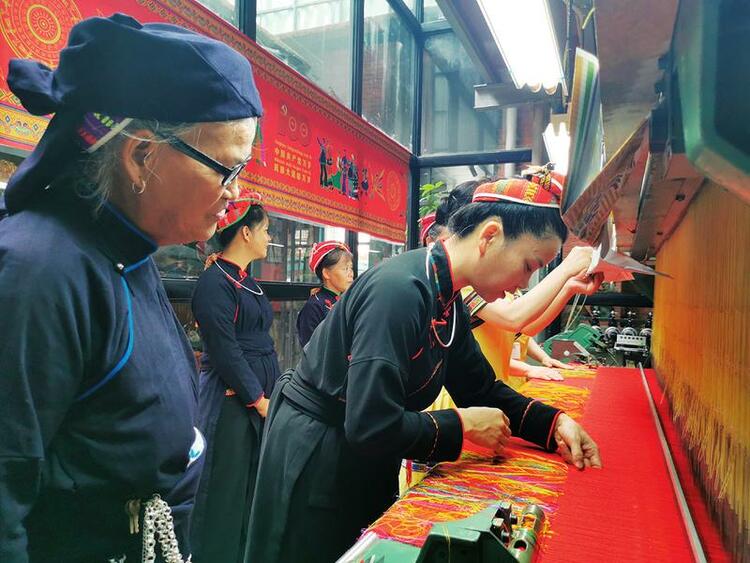 12名广西龙州织娘挑战世界最大壮锦