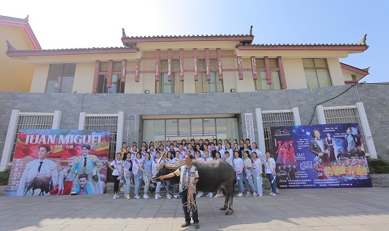 国际旅游小姐变身“牛女郎” 国际旅游小姐变身“牛女郎”