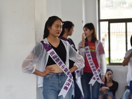 国际旅游小姐变身“牛女郎” 国际旅游小姐变身“牛女郎”