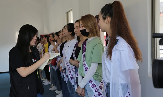 国际旅游小姐变身“牛女郎” 国际旅游小姐变身“牛女郎”