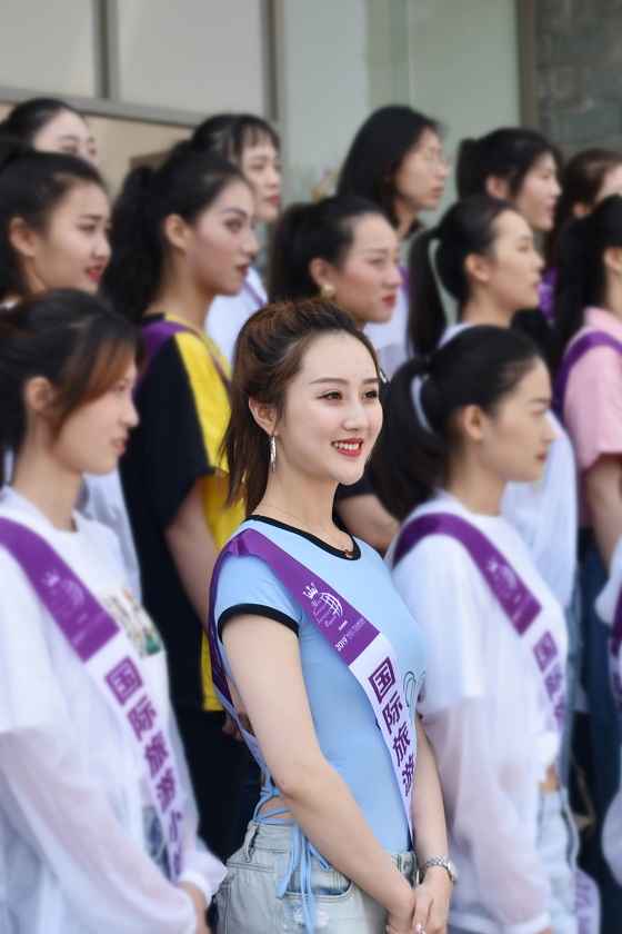 国际旅游小姐变身“牛女郎” 国际旅游小姐变身“牛女郎”