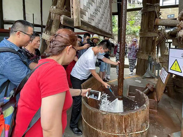 深度记录自贡的美 自贡第三届原创短视频大赛正式开启_fororder_3观看盐卤提取过程(摄影-赵丽)