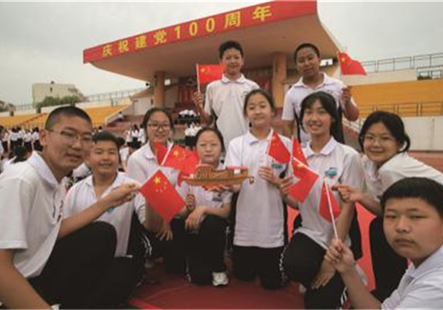 葫芦岛市学院附中千名师生拼出百艘红船