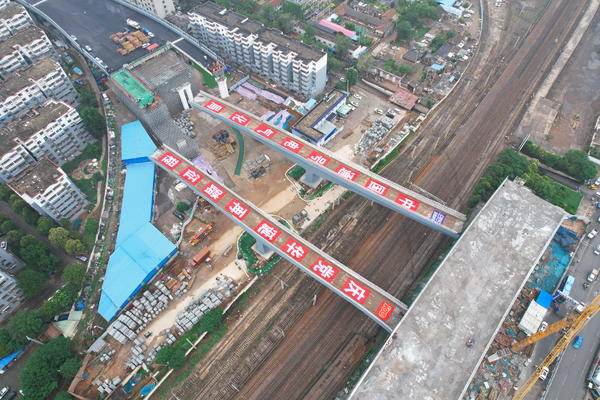 河南首次实现上跨铁路的两个立交桥“并肩”转体