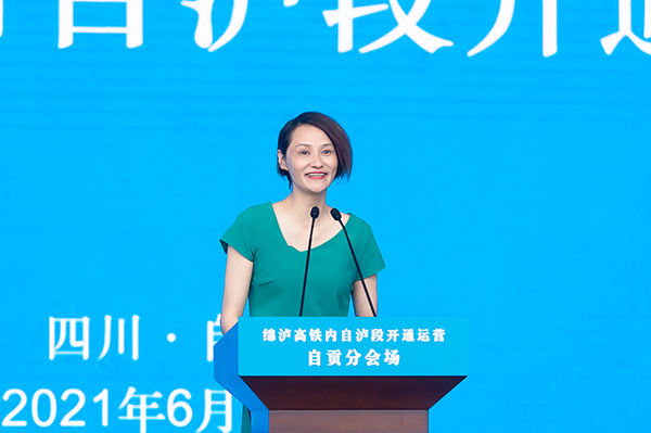 “跳水皇后”高敏为家乡自豪 亲眼见证家乡第一条高铁开通_fororder_中国跳水皇后、自贡籍在外知名人士高敏谈感受(摄影-廖志全)