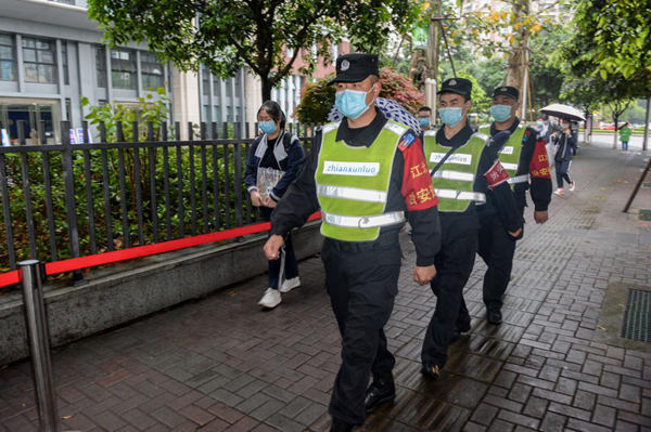 重庆江北区公安多警种联动保障学校复课安全