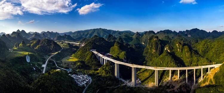 沿着高速看中国|美丽高速带富边境小城