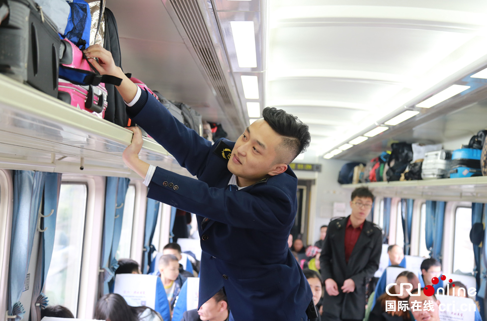 【网络媒体走转改】走进“京渝之桥”上的幸福列车
