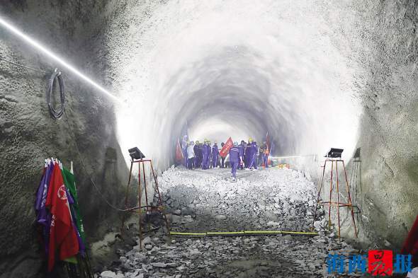 【要闻】【厦门】【移动版】【滚动新闻】【Chinanews带图】厦门地铁3号线岛内矿山隧道贯通 明年底试运营