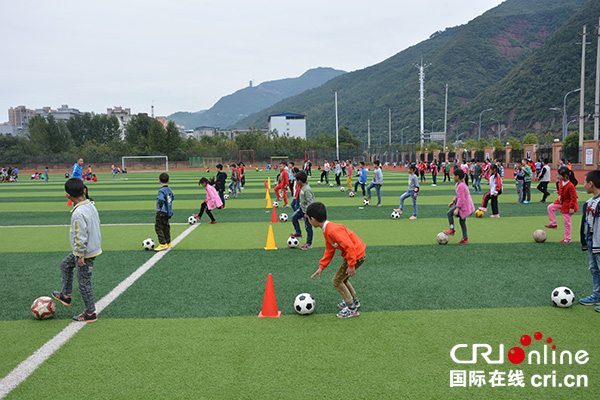 图片默认标题_fororder_佰章小学学生足球训练