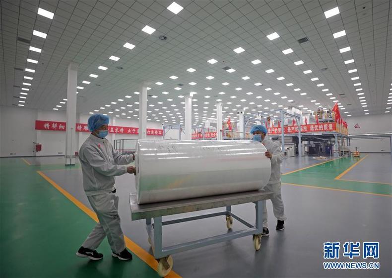 4月20日,在中国石油辽阳石化公司聚酯厂熔喷无纺布车间,工人运送刚