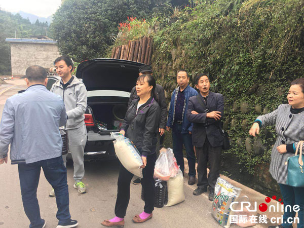 图片默认标题_fororder_为贫困户带去爱心物资