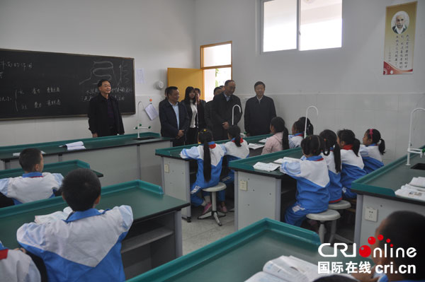 图片默认标题_fororder_与上实验课的学生交谈学习情况。摄影--张清锐