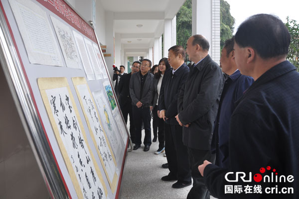 图片默认标题_fororder_仔细观看学生书画展。摄影-张清锐