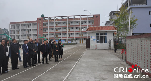 图片默认标题_fororder_参观感恩墙《感恩赋》。摄影--张清锐