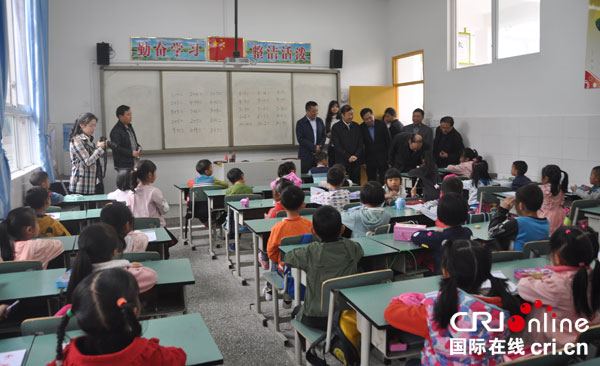 图片默认标题_fororder_关心了解小学一年级学生学习情况。摄影---张清锐