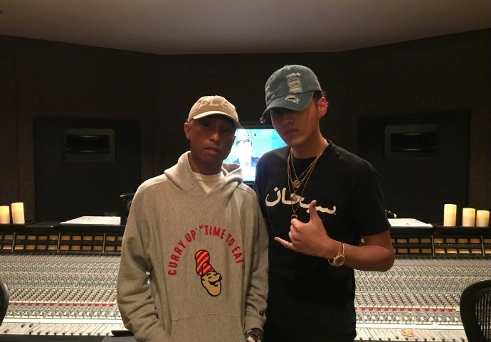 吴亦凡晒与“菲董”合照 谦虚表达敬意-国际在线