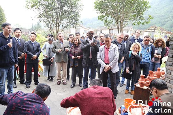 图片默认标题_fororder_外交官在邛窑遗址感受邛陶制作（邛崃市委宣传部-供图）