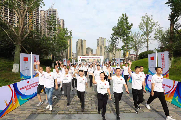 成都青白江:400人徒步凤凰湖生态湿地公园 庆祝第35届奥林匹克日_fororder_活动现场-供图-青白江区委宣传部