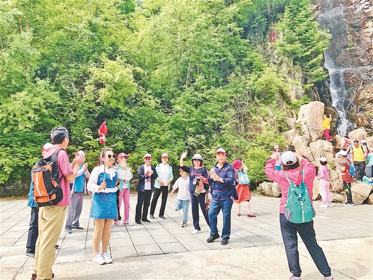 游客喜登威虎山