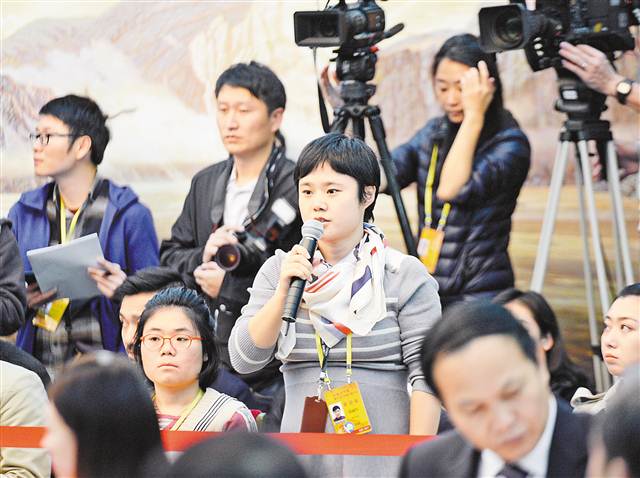 【焦点图】重庆市代表团开放日回答记者提问现场实录