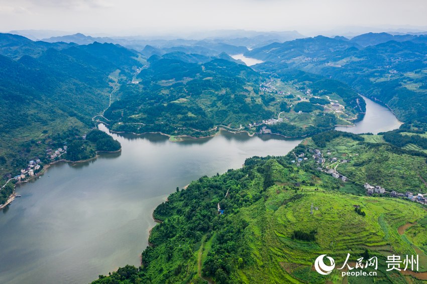 （中首）山水画卷徐徐开 航拍乌江上的生态廊道