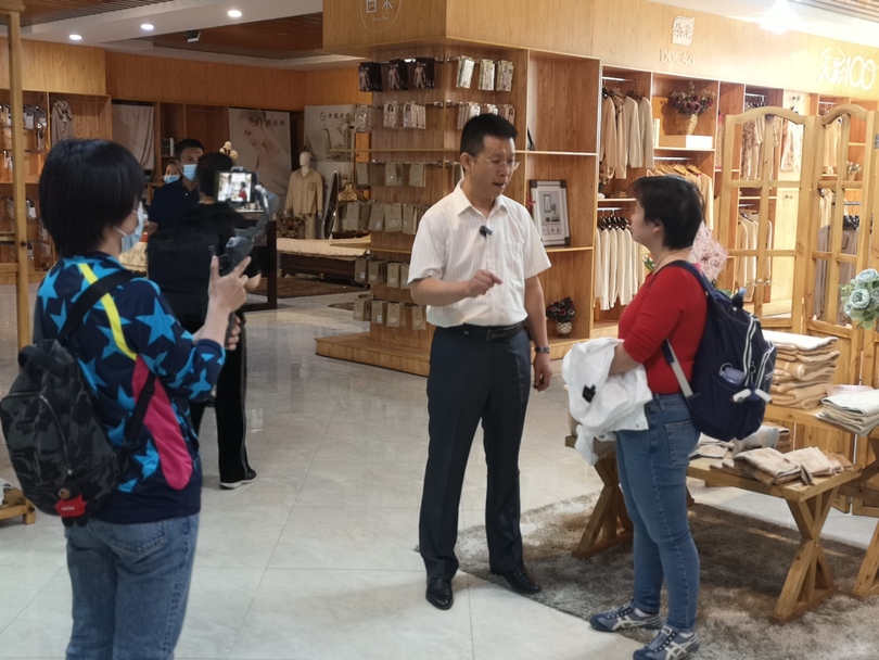 ผู้บริหารบริษัทฝ้ายสีในซินเจียงระบุปัจจุบันซินเจียงใช้เครื่องจักรเก็บฝ้ายเป็นหลัก_fororder_WechatIMG6422