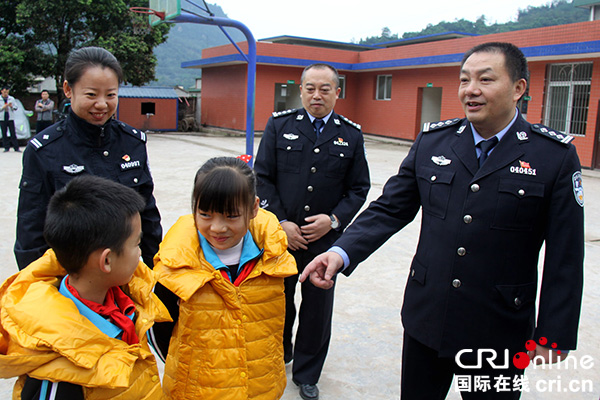 图片默认标题_fororder_廖建章副县长（右一）关心孩子们穿上合不合身，温不温暖（林海-摄影）