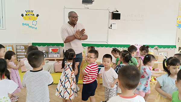 都江堰外籍教師阿�堙G最大的快樂是看到孩子們有進步_fororder_2