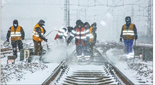 保障铁路大动脉安全畅通 哈铁6000人鏖战强降雪