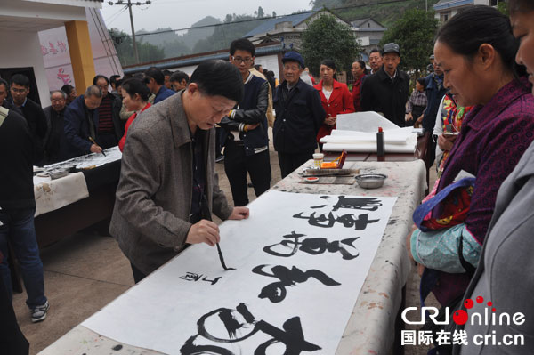 图片默认标题_fororder_应村民要求挥毫泼墨。摄影--张清锐